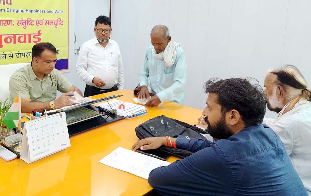 ईओ ने की जनसुनवाई, शिकायतों के निस्तारण हेतु संबंधित को किया निर्देशित