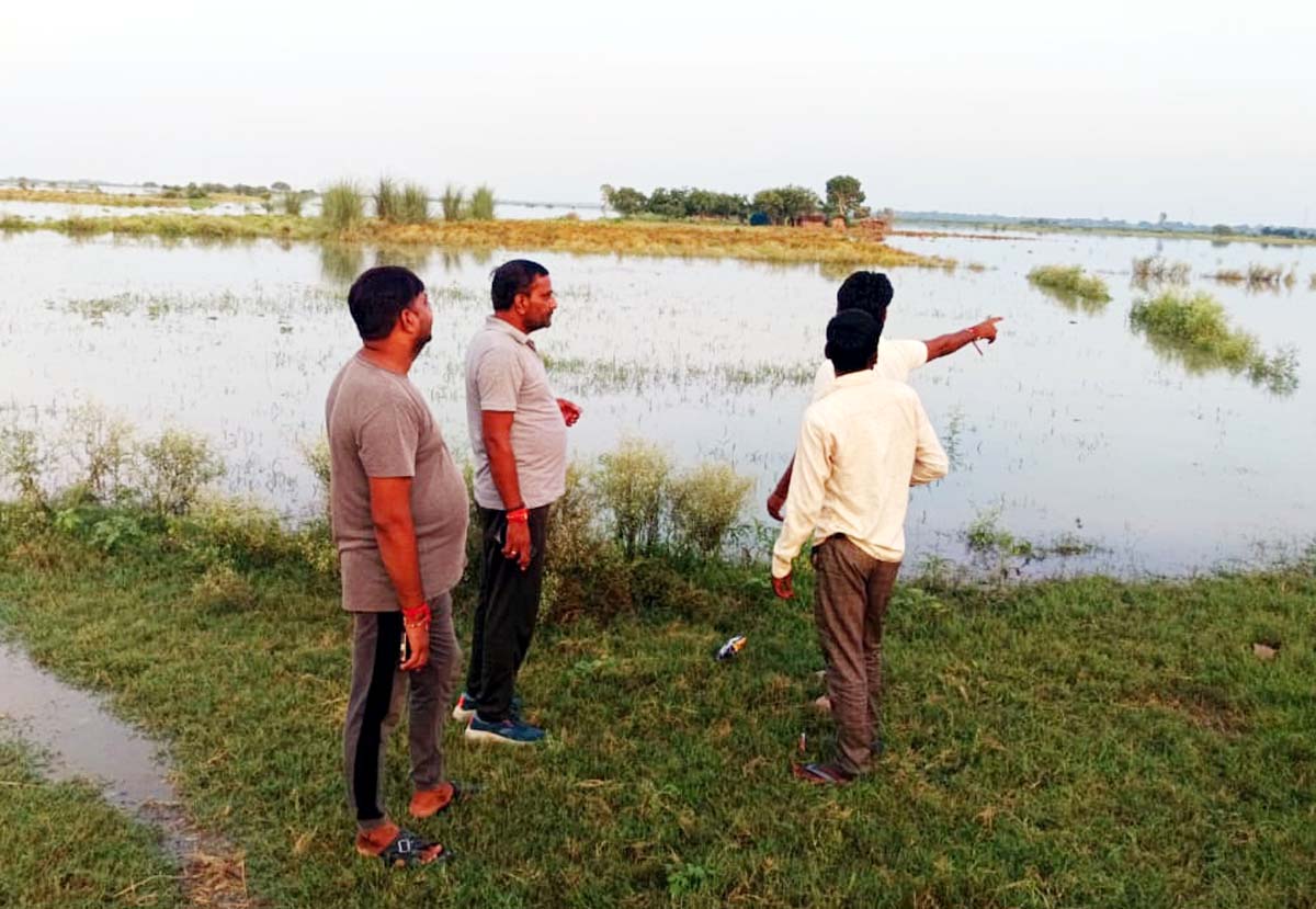 ग्रामीणों ने बाढ़ आपदा केंद्र में ली पनाह,बाढ़ से सैकड़ों बीघा खेती जलमग्न