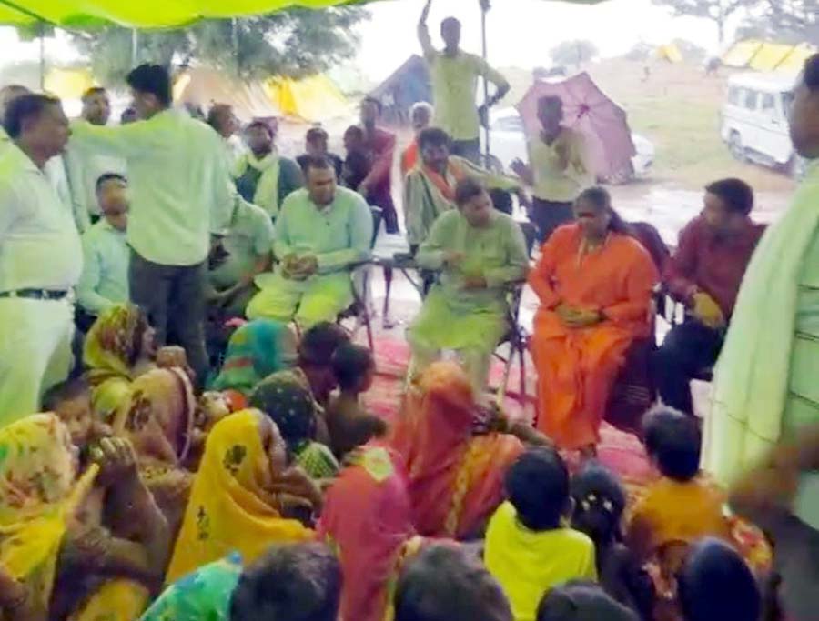 पूर्व केन्द्रीय राज्यमंत्री समेत जहानाबाद विधायक ने बांटी राहत किट