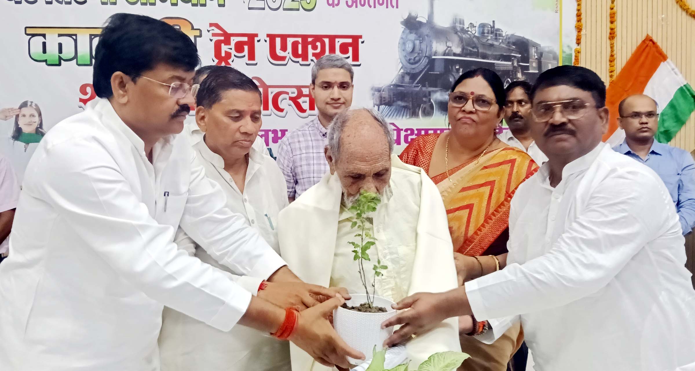 पूर्व सैनिकों समेत हर घर तिरंगा की प्रतियोगिताओं के विजेता छात्रों को भी दिया सम्मान