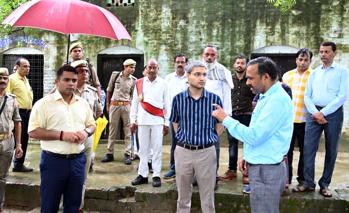 डीएम व एसपी ने बाढ़ प्रभावित पलटू पुरवा का किया दौरा,एसडीएम को निर्देश