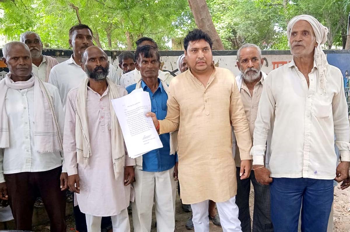 वनरोज के आतंक से परेशान ग्रामीण आए कलेक्ट्रेट, डीएम को दिया ज्ञापन