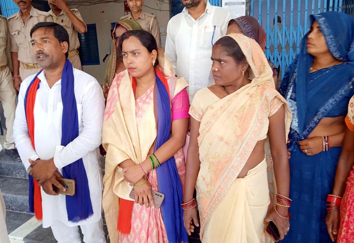 गांव से दूर आरसी सेंटर बनवाने की मांग,अपना दल एस के बैनर