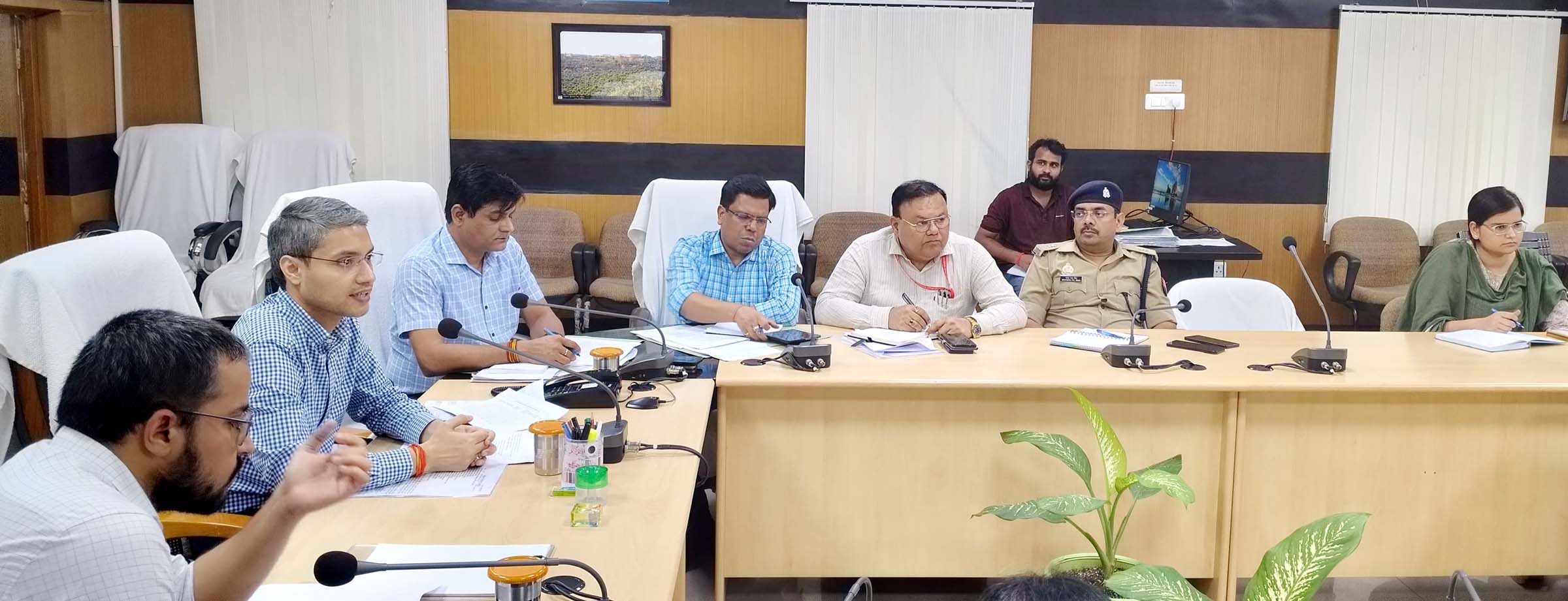हर घर तिरंगा कार्यक्रम को दिव्य व भव्य तरीके से मनाएं : डीएम