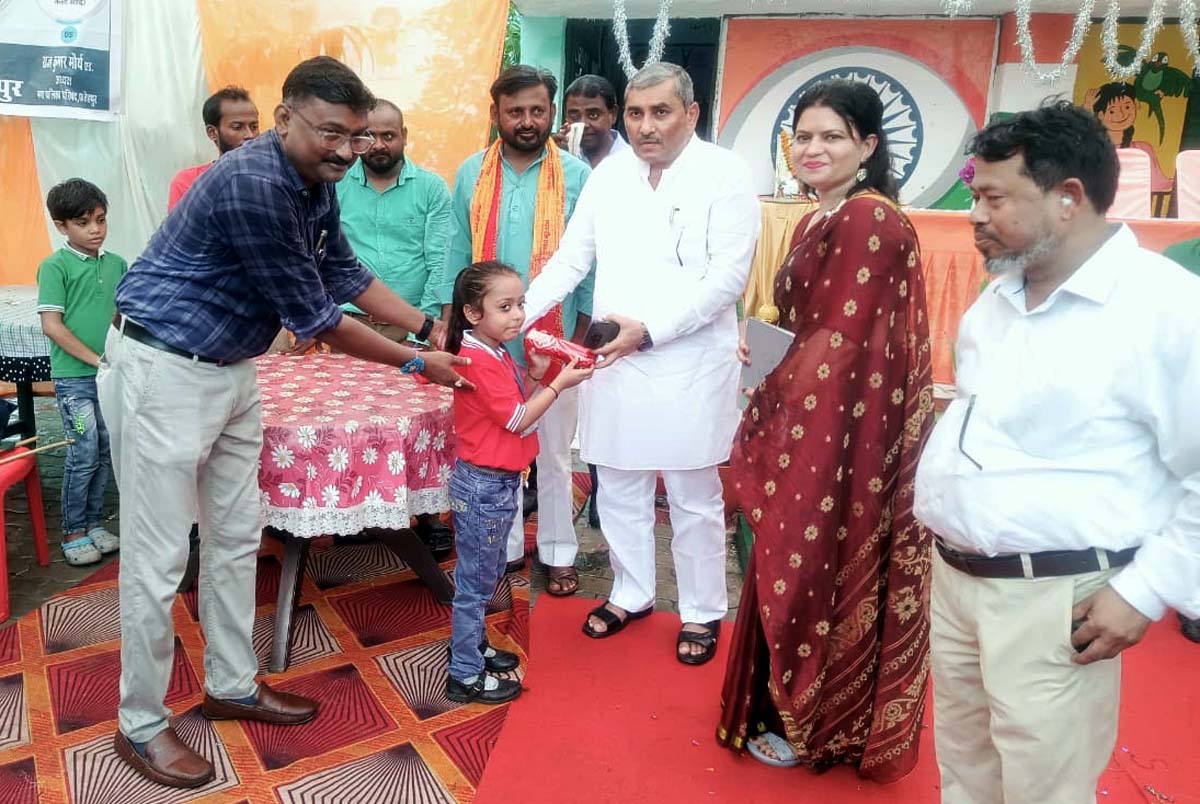 पालिका कर्मियों की कलाई में बांधी, चेयरमैन ने बच्चों को किया सम्मानित