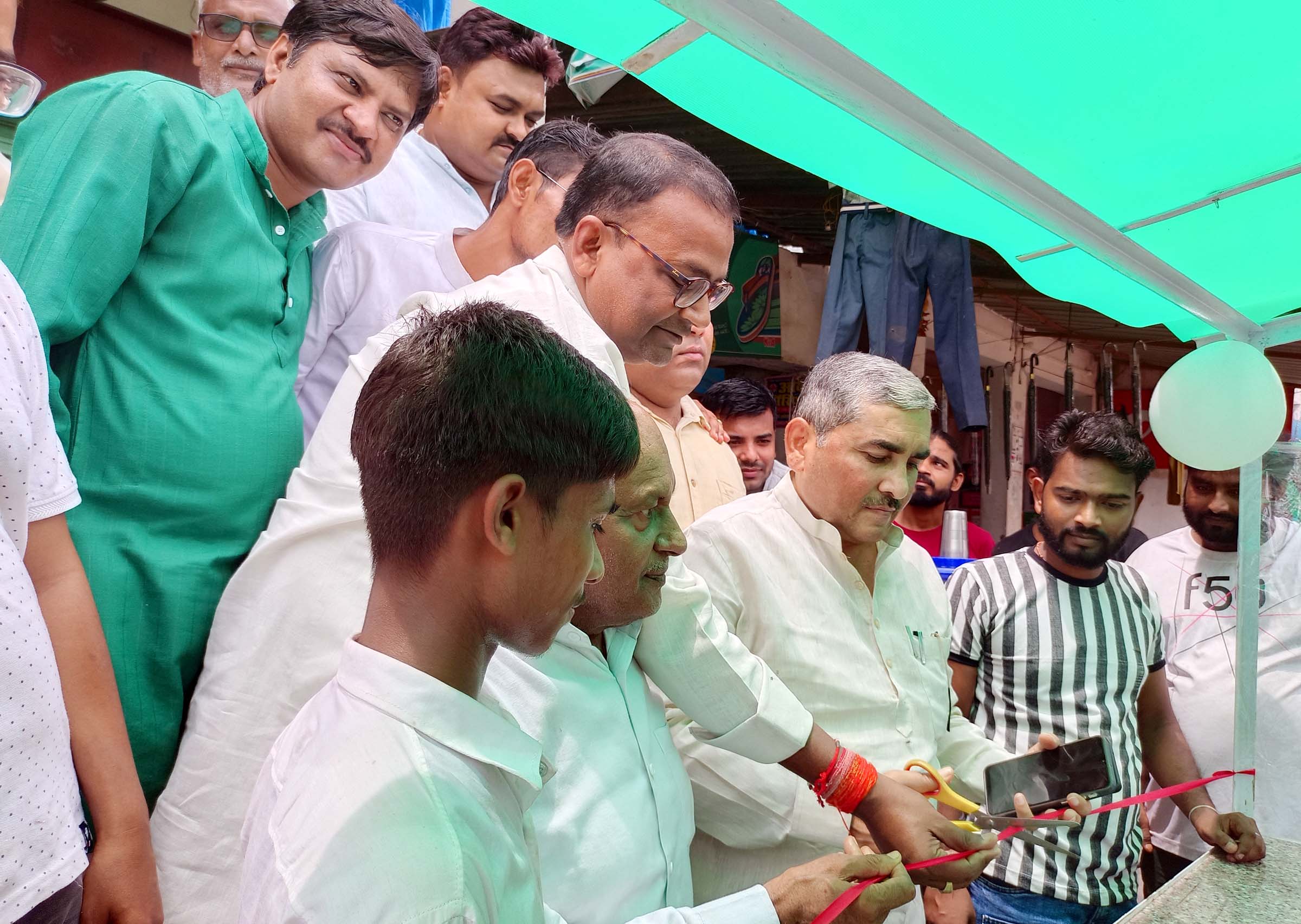 पालिकाध्यक्ष ने एमके पिज्जा हट का किया उद्घाटन, चेयरमैन राजकुमार मौर्य