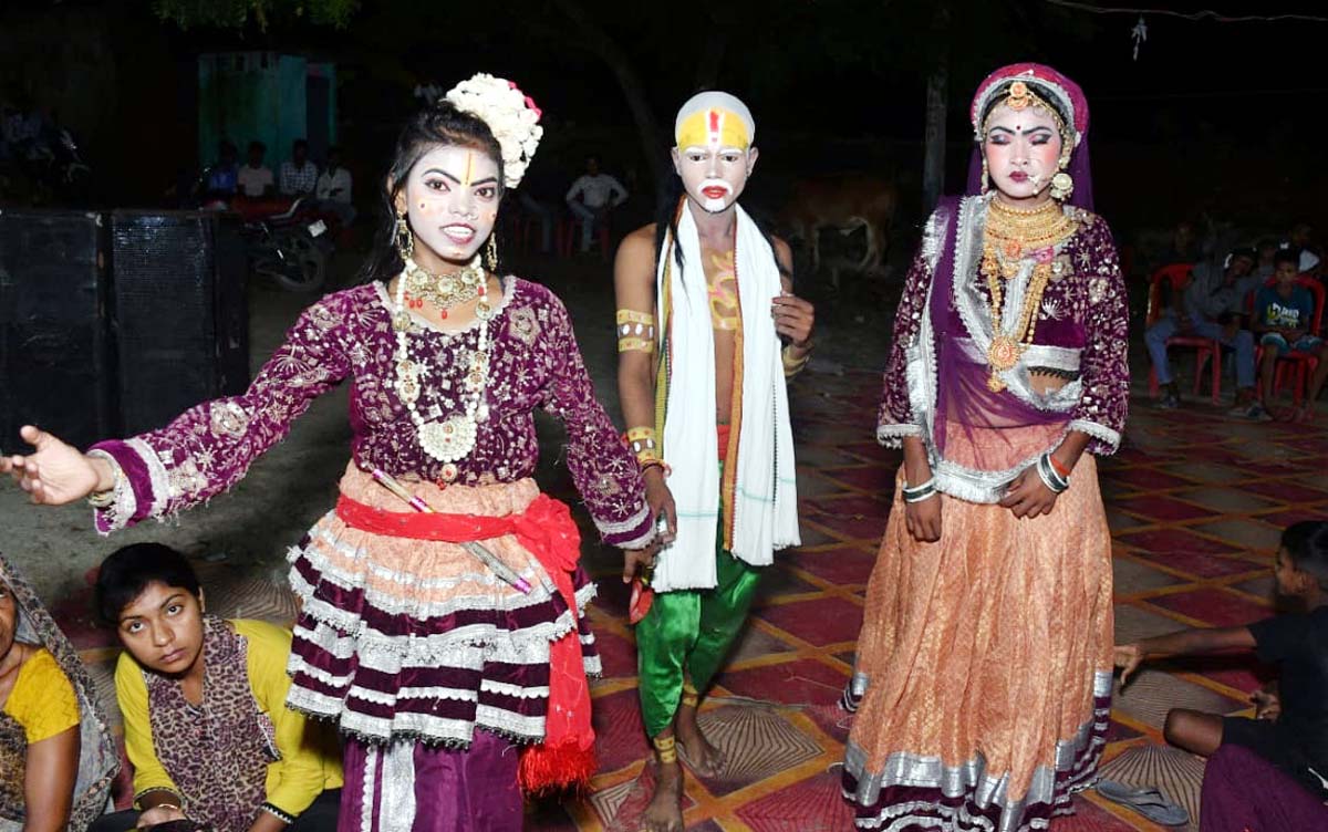 श्री कृष्ण जन्मोत्सव पर बच्चों ने प्रस्तुत की झाकियां,सोमवार देर रात भक्तों ने,,,