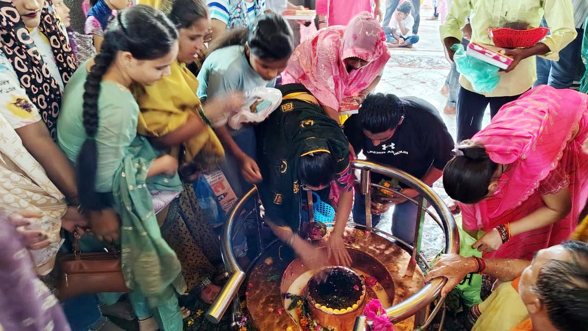 भीषण बारिश के बावजूद मंदिरों में रही भक्तों की भीड़, रही भक्तों की भीड़