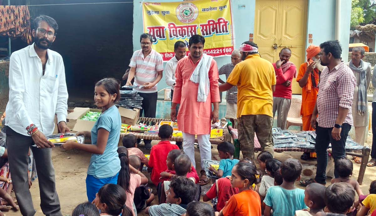 बच्चों को शिक्षा के प्रति प्रोत्साहित करेगा यह कदम : ज्ञानेन्द्र – बांटी शिक्षण सामग्री
