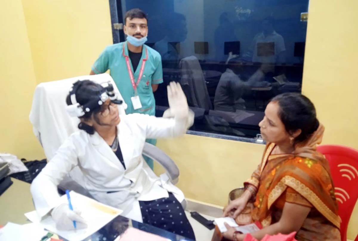 डा. विकास सेंगर व डा. संगीता सेंगर ने मरीजों का परीक्षण कर वितरित की दवाएं