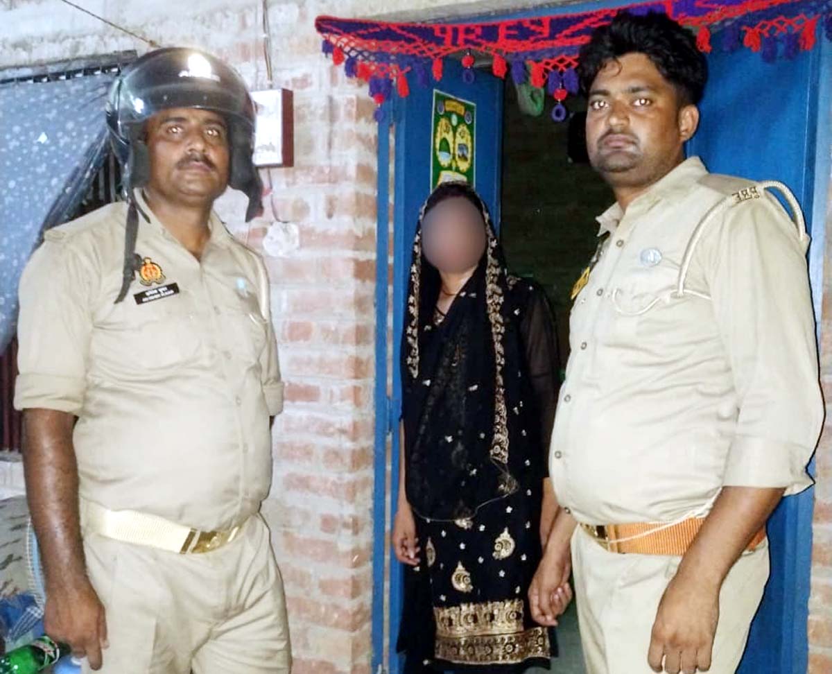 फांसी लगाने वाली महिला को पीआरवी ने बचाया, समझाते पीआरवी कर्मी