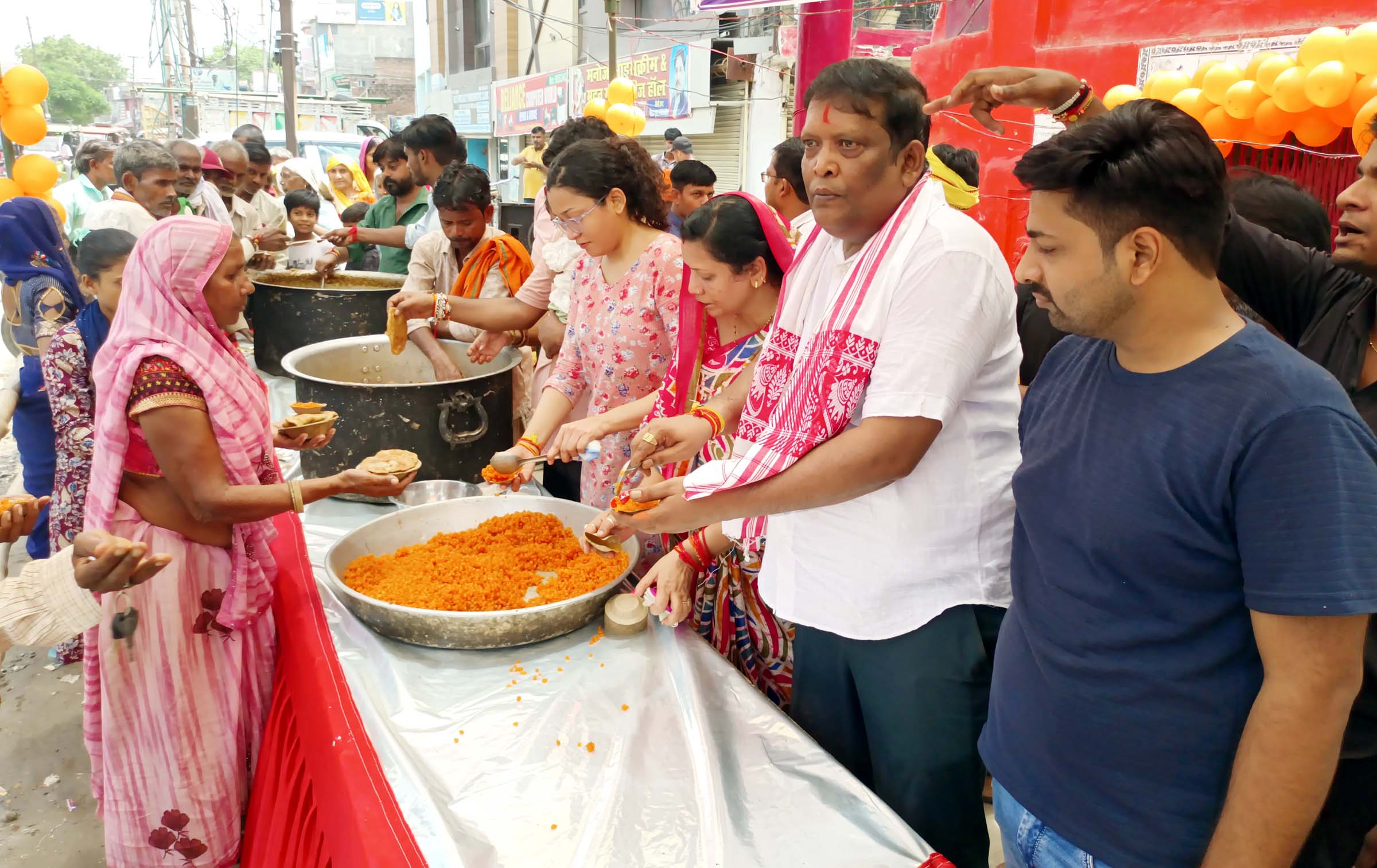 मंदिर के वार्षिकोत्सव पर कराया विशाल भंडारा, कन्याओं को कराया भोज