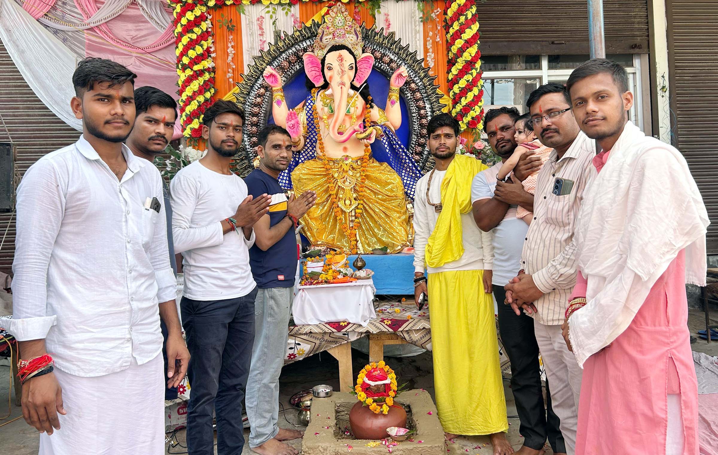 गणेश चतुर्थी पर घरों से लेकर पंडालों तक विराजे प्रभु गणेश