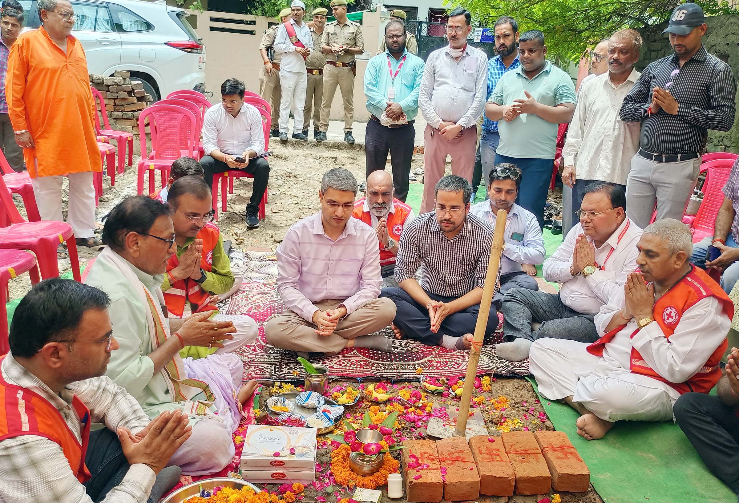 डीएम व सीडीओ ने रेडक्रास भवन निर्माण हेतु किया भूमि पूजन