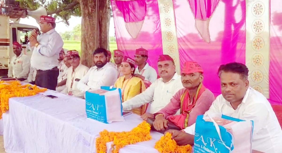 निषाद पार्टी ने मनाई पूर्व सांसद फूलन देवी की जयंती, संबोधित करते वक्ता