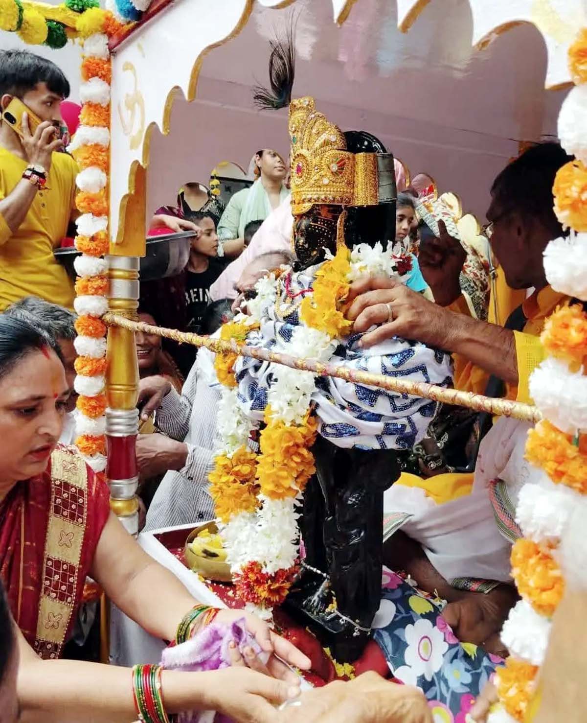 जहानाबाद विधायक समेत अन्य लोगों ने रथ को खींचा, उमड़े श्रद्धालु