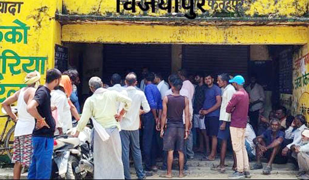 समितियों में खाद के लिए धक्का-मुक्की, निजी दुकानों में लूट