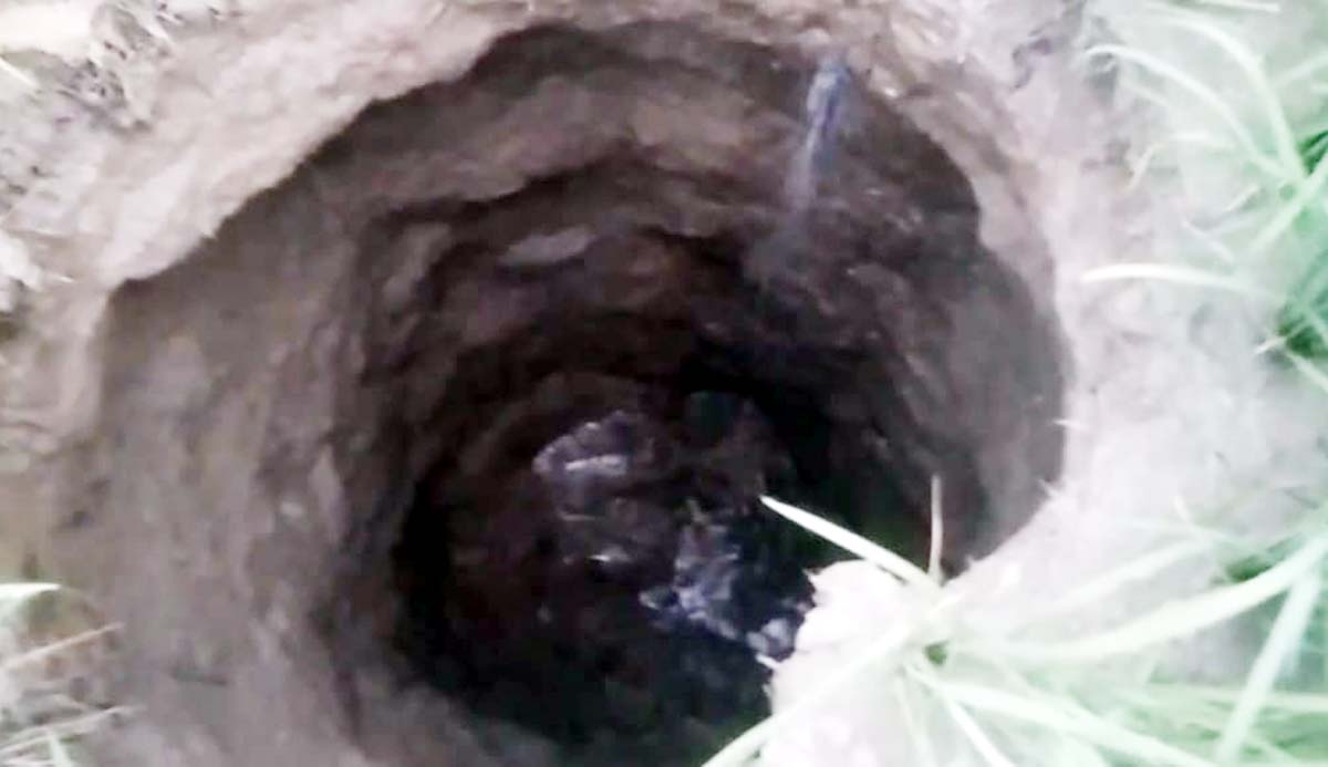धमाके के साथ खेत में हुआ दस फीट गड्ढा,चर्चाओं का बाजार गर्म