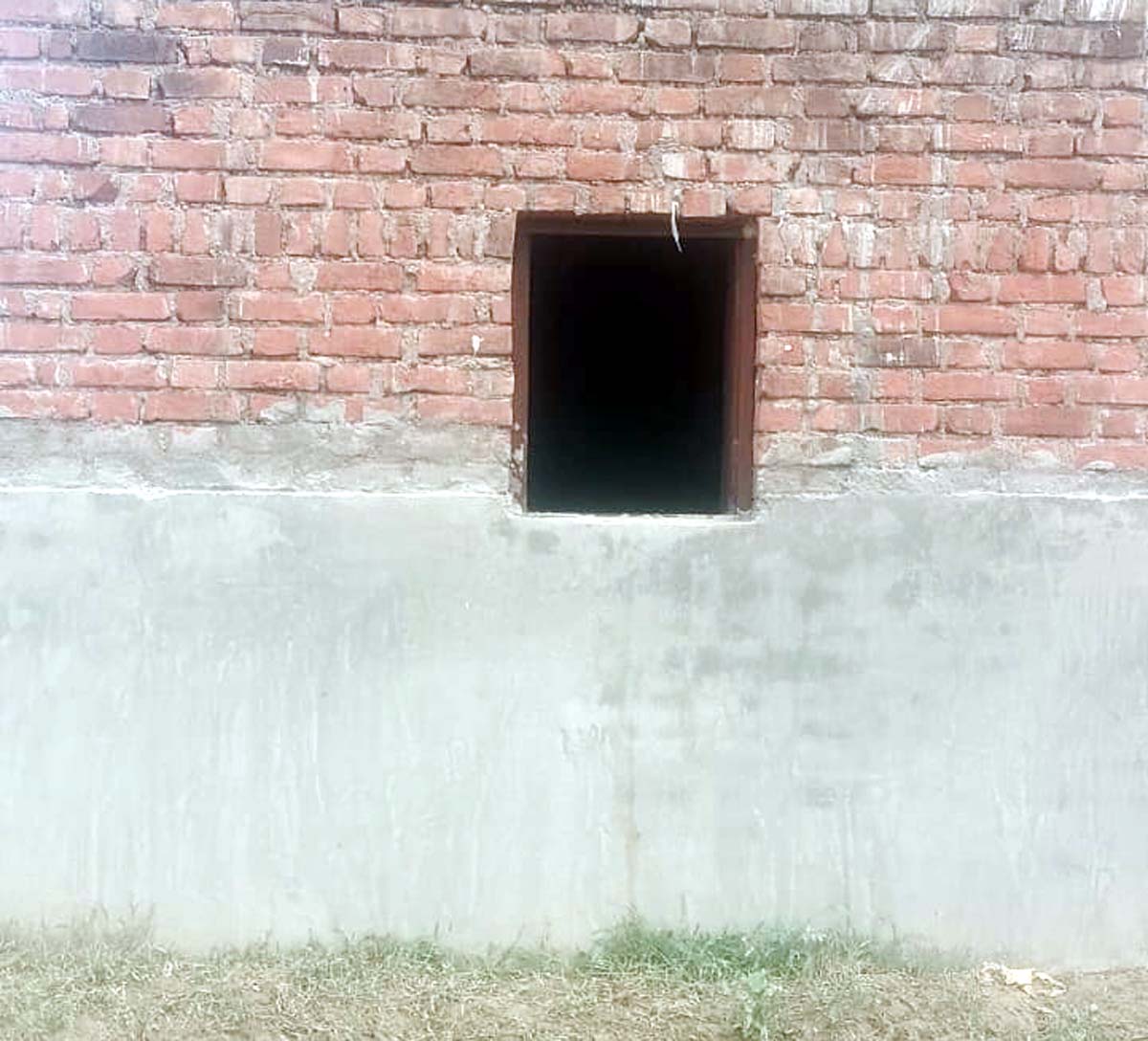 दुकान की खिड़की तोड़कर लाखों का माल पार, प्रशासन को चुनौती