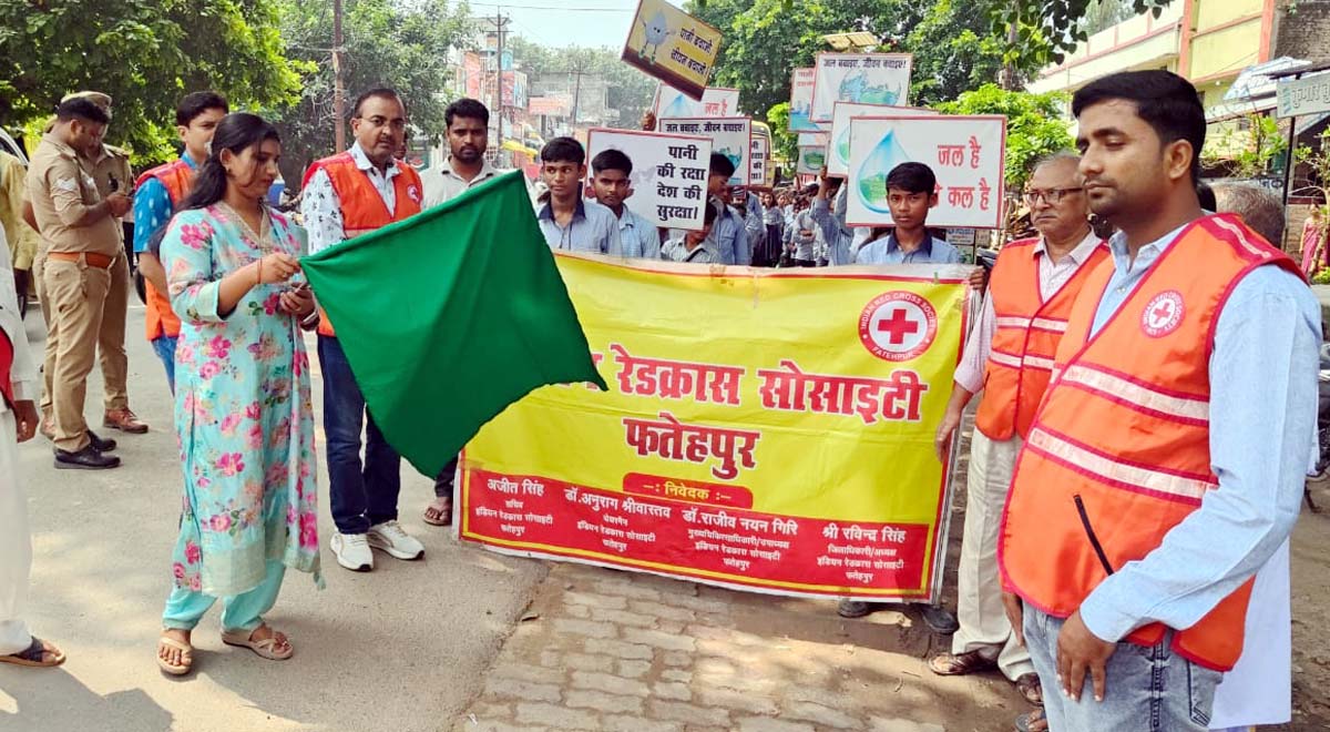 स्कूली बच्चों ने निकाली पानी बचाओ जागरूकता रैली