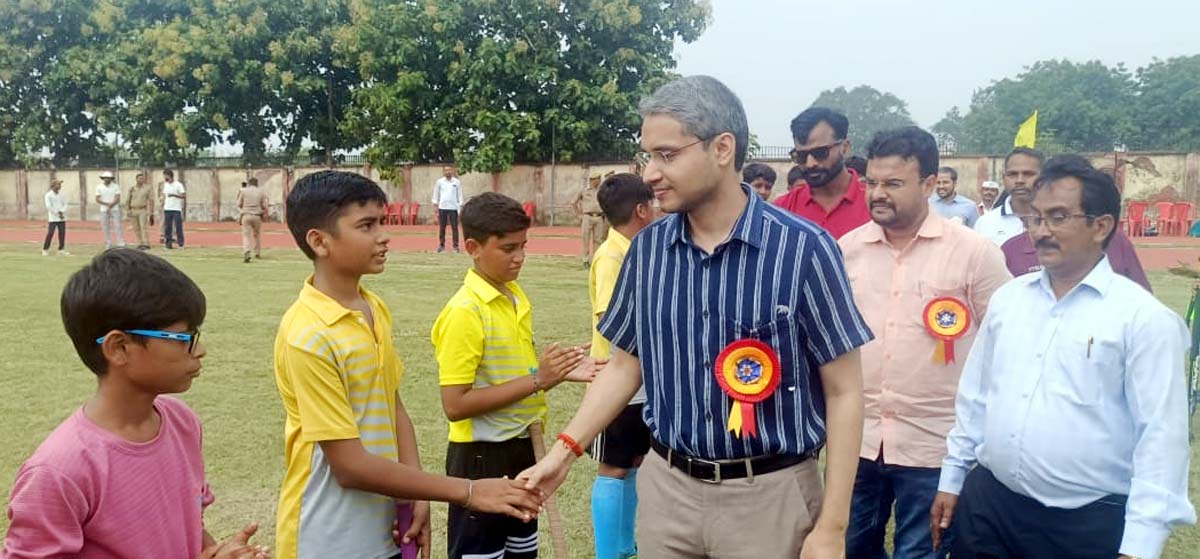 डीएम व सीडीओ ने मेजर ध्यानचंद्र के चित्र पर अर्पित किए पुष्प