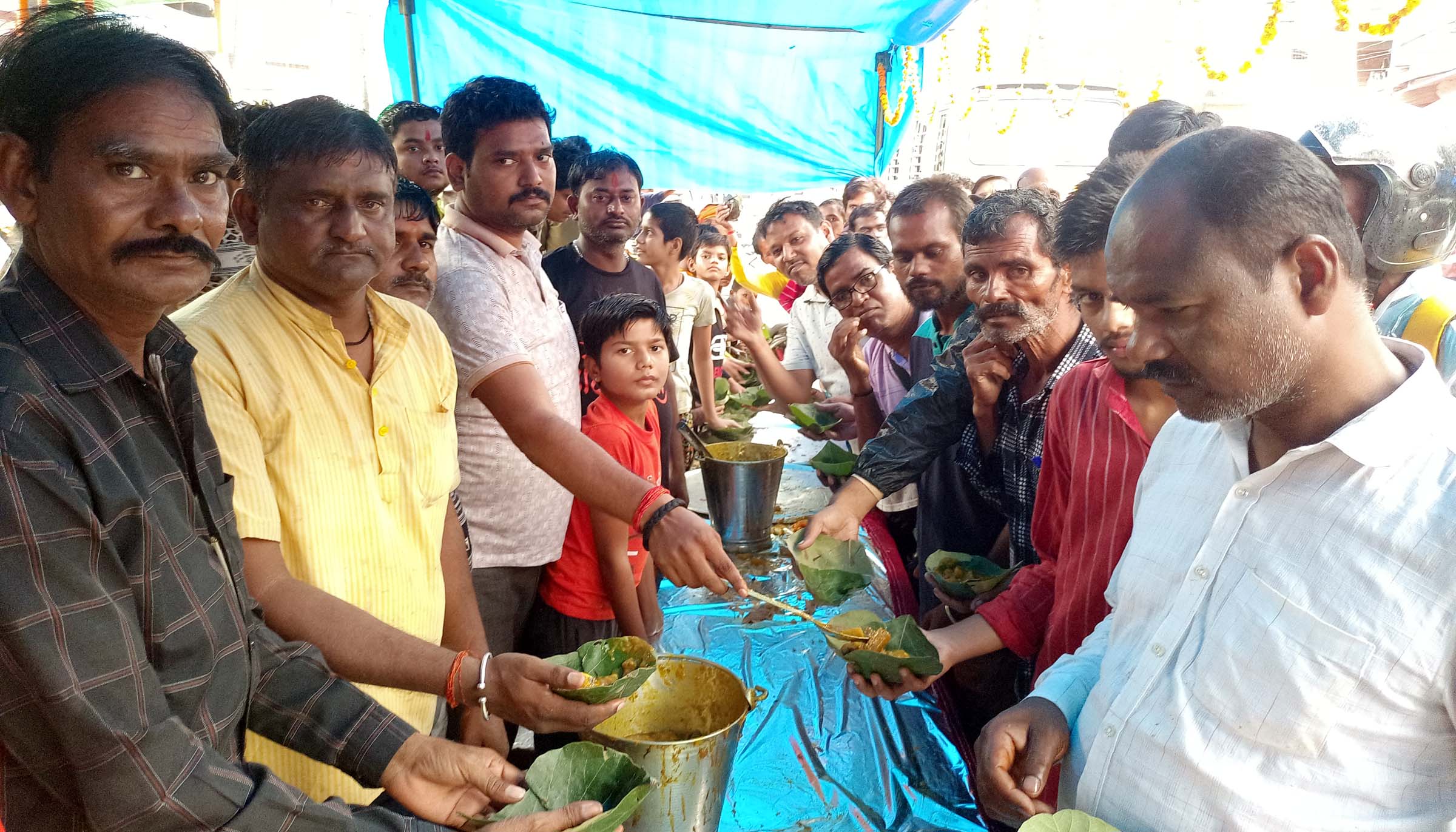 पत्थरकटा चौराहे पर हुआ विशाल भंडारा, लोगों ने ग्रहण किया प्रसाद
