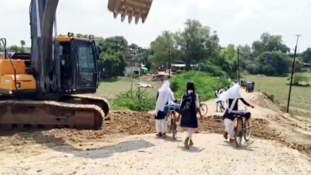 प्रतिबंधित पुल से फर्राटा भर रहे भारी वाहन, सूचना के बाद भी अनजान