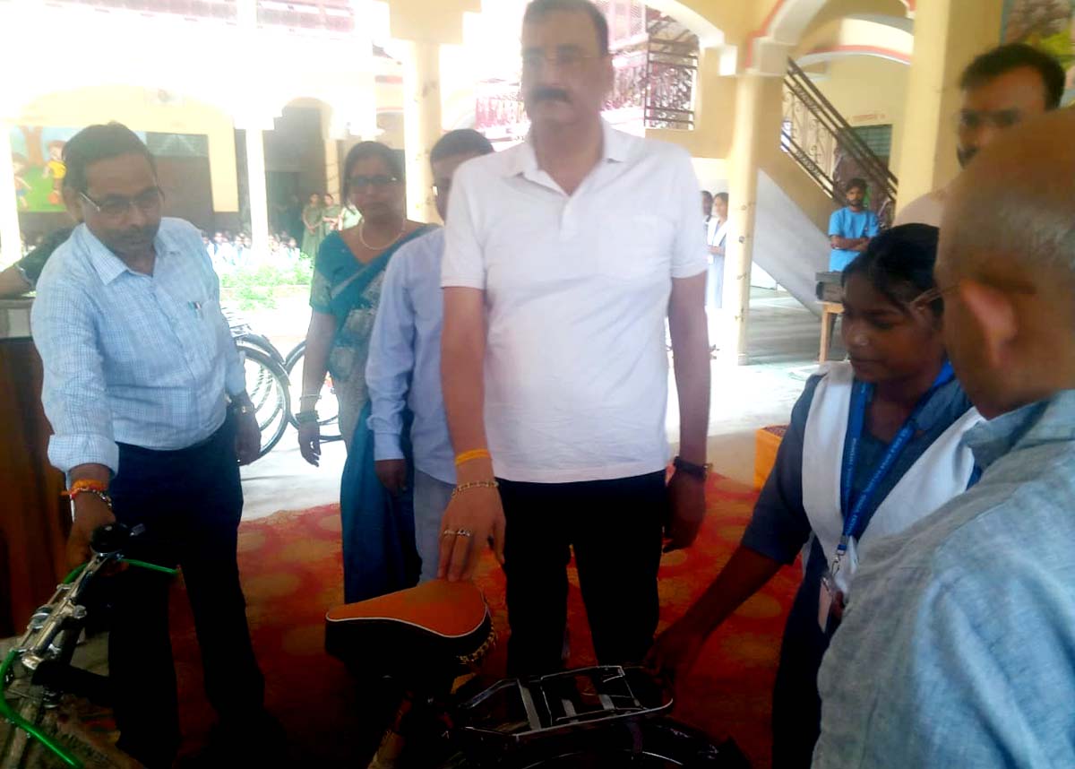 अव्वल छात्रा शिवानी को मिली साइकिल, अन्य बच्चों को अध्ययन सामग्री