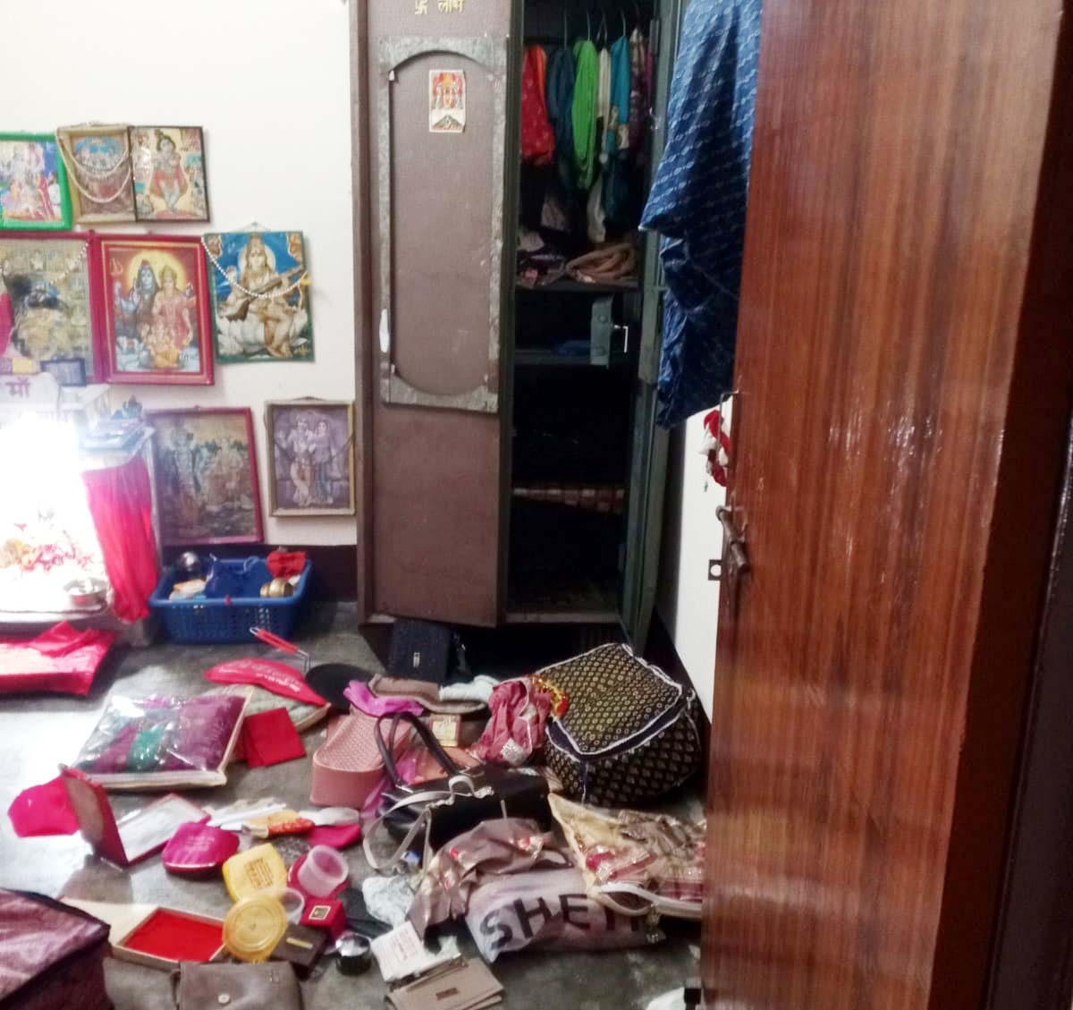 सूने घर का ताला तोड़कर नकदी समेत जेवरात चोरी, मुकदमा दर्ज
