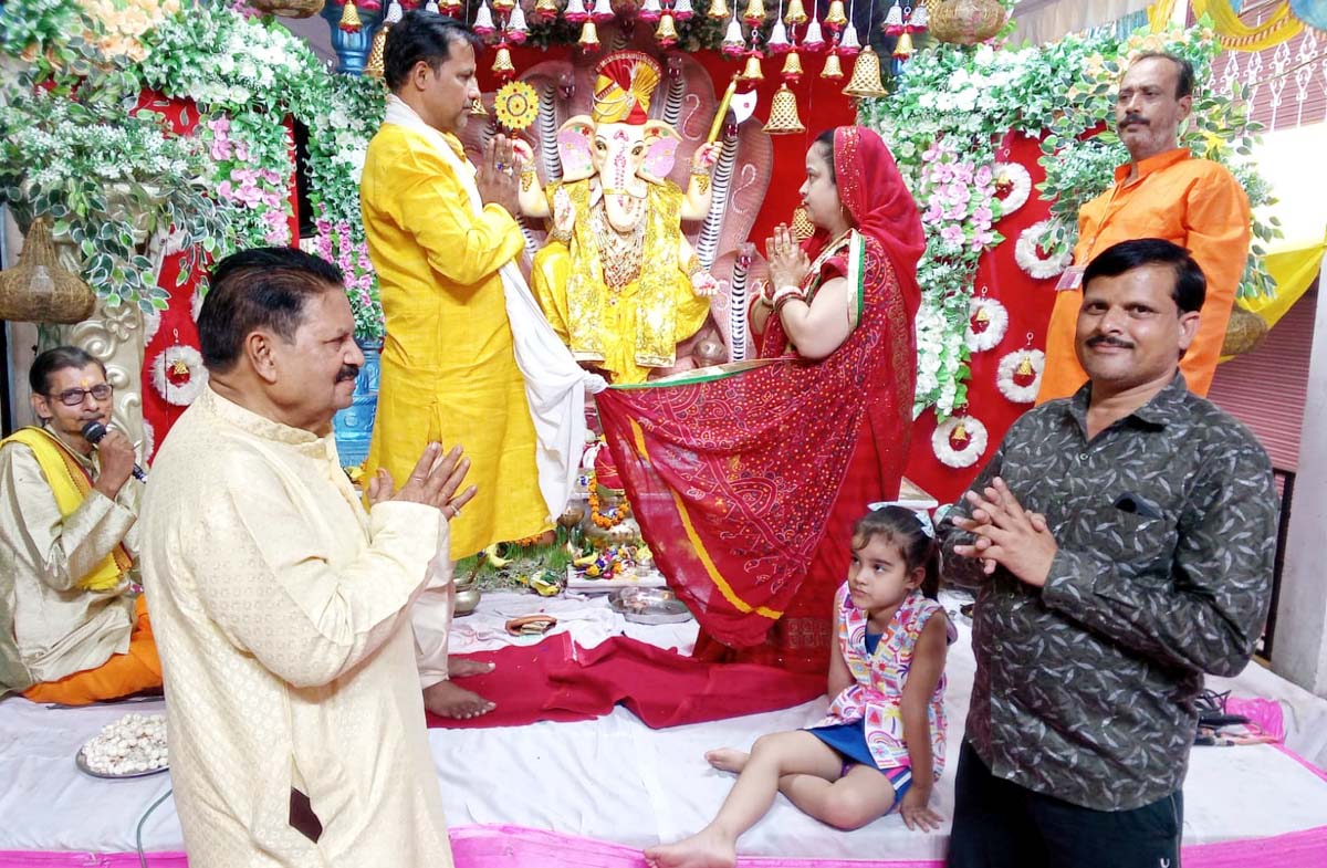 भक्तों ने पूजा-अर्चना कर लगाए गजानन के जयकारे