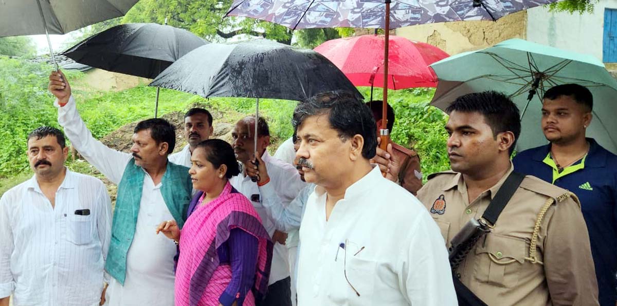  विधायक व ब्लाक प्रमुख ने बाढ़ प्रभावित क्षेत्र का किया दौरा