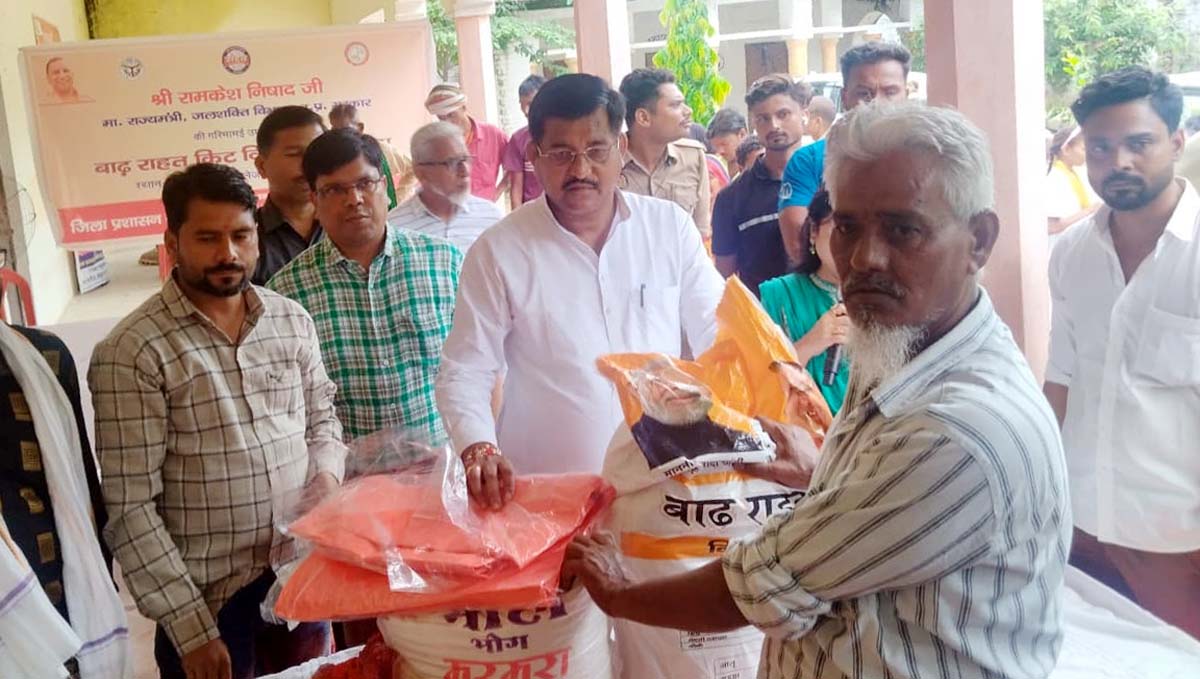 मेडिकल कैंप का अवलोकन कर प्रभावितों से की बातचीत, बांटी राहत सामग्री