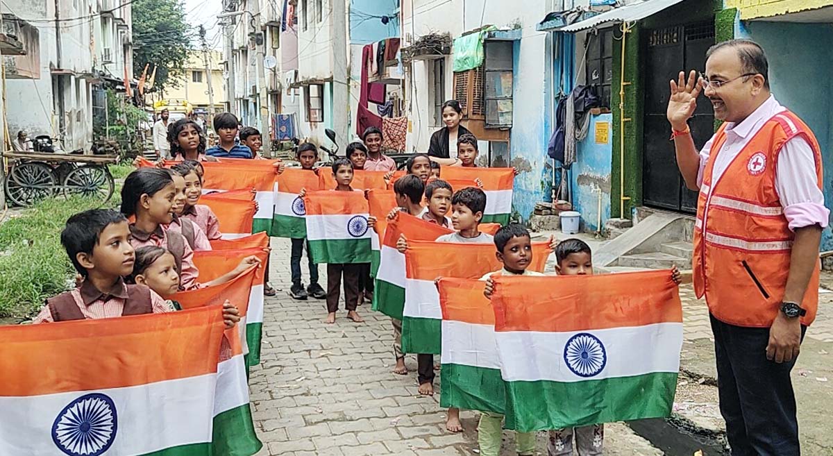 रेडक्रास चेयरमैन ने बच्चों को वितरित की होम्योपैथिक दवा, राष्ट्रीय ध्वज किया प्रदान