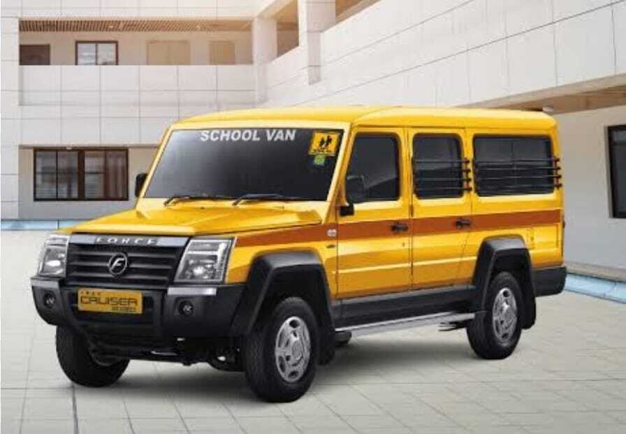 मानक से अधिक बच्चे बैठा कर फर्राटा भर रही क्रूजर वैन