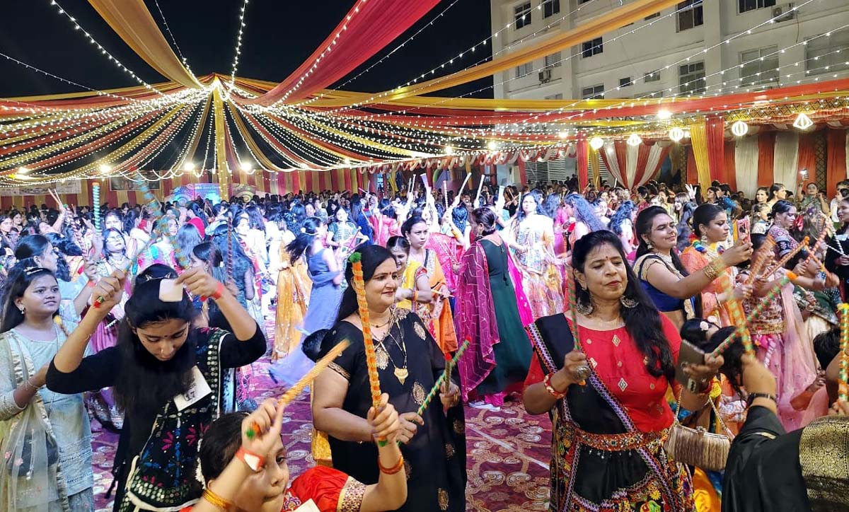 पारंपरिक वेशभूषा में गरबा व डांडिया प्रस्तुत कर वातावरण को बनाया उत्सवमय
