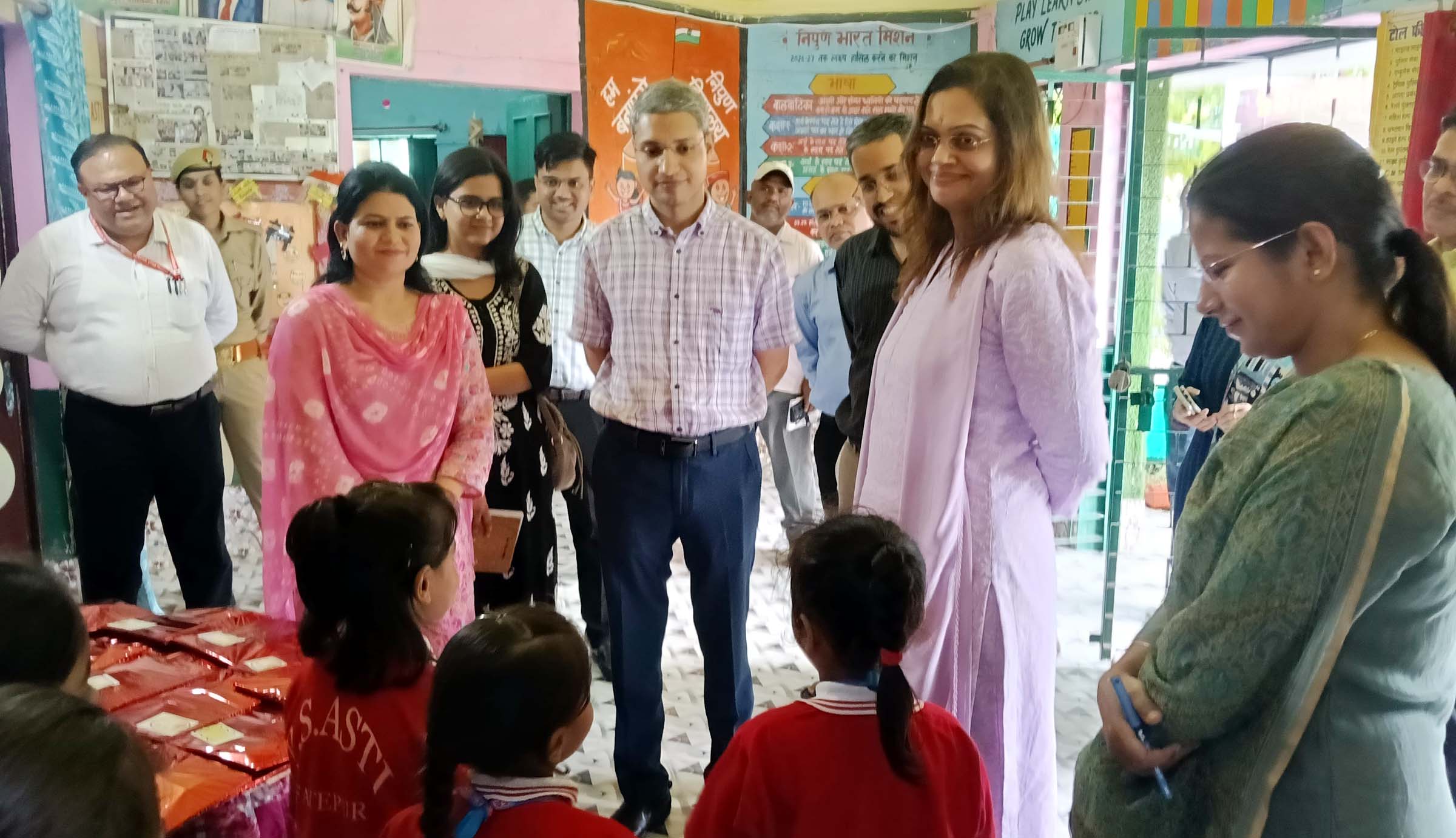 कान्वेंट की तर्ज पर प्राइमरी के बच्चो के अंग्रेज़ी बोलने पर खुश हुए अफसर
