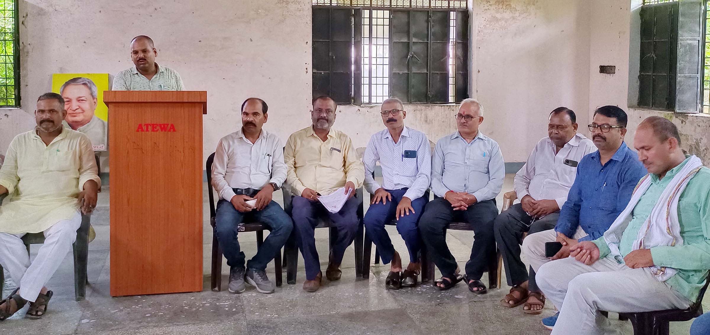 बुदवन इंटर कालेज की प्रबंधिका के खिलाफ निंदा प्रस्ताव पारित