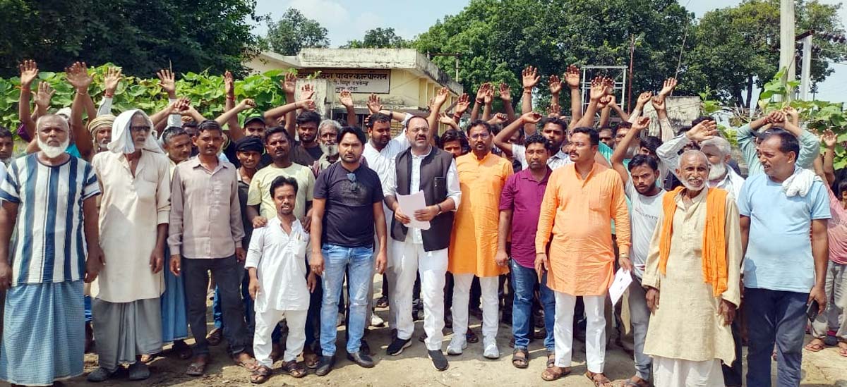 करमचन्द्रपुर सांड़ा के ग्रामीणों ने जेई के खिलाफ किया प्रदर्शन