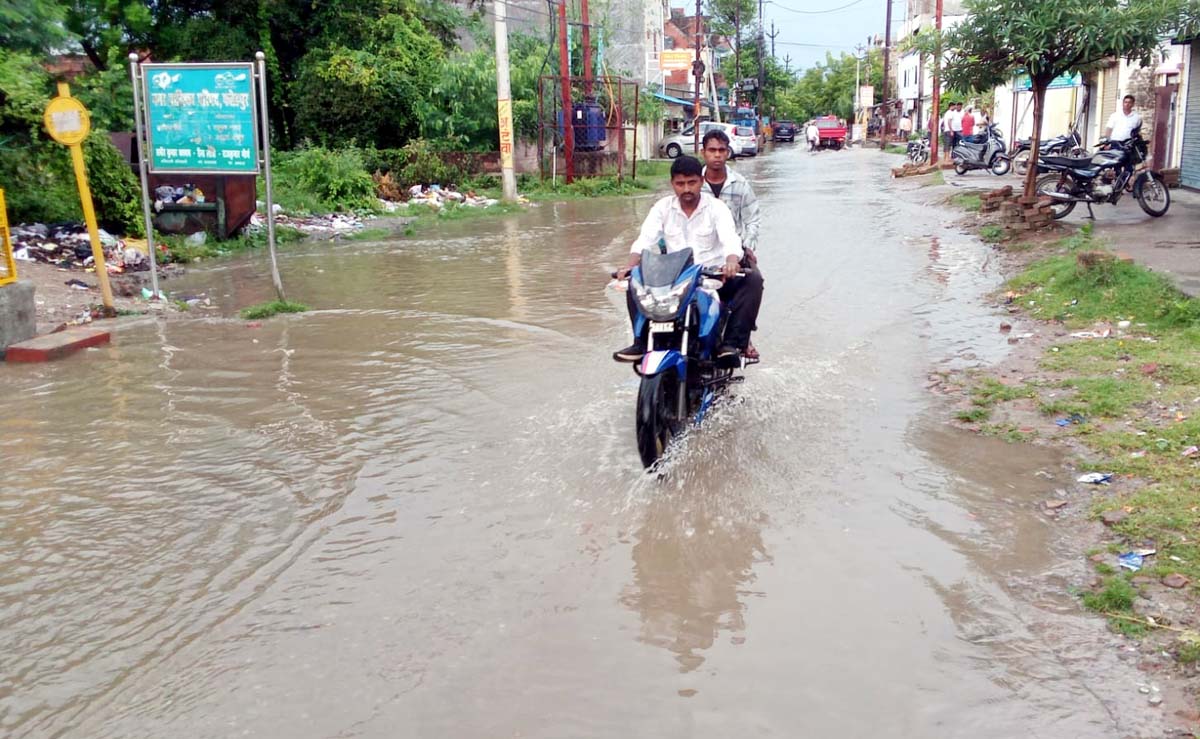  जल निकासी में पालिका फेल, हल्की बरसात से सड़के बनती तालाब