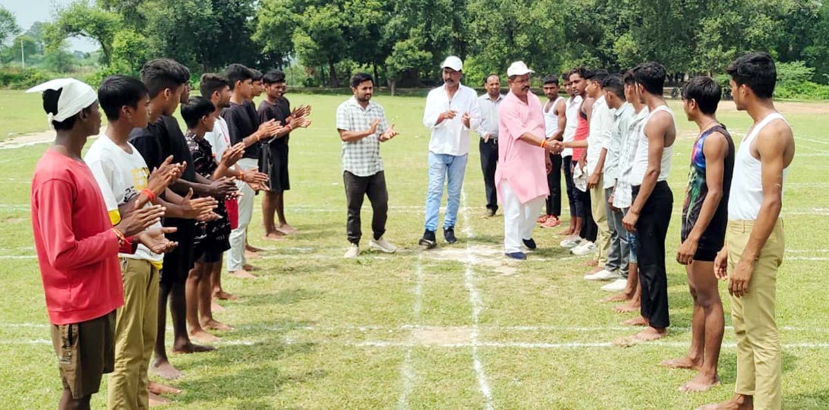 खो-खो प्रतियोगिता में सर्वाेदय इंटर कॉलेज रहा अव्वल, भाग लेते छात्र