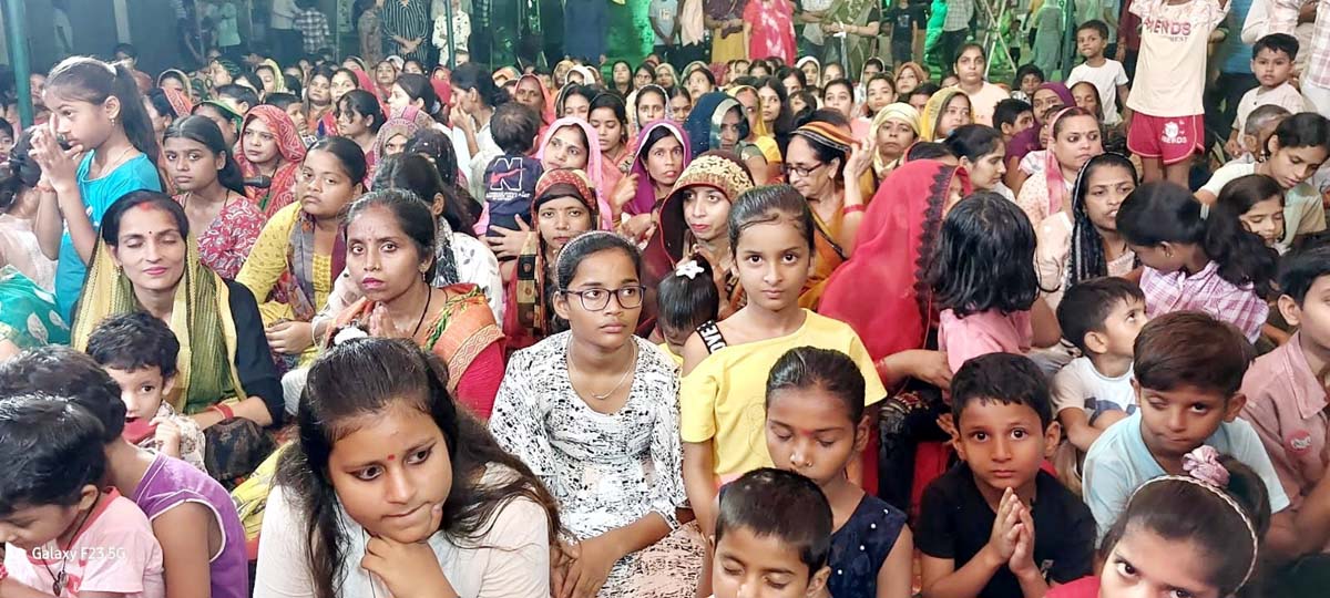 घरों से लेकर मंदिरों में भजन संध्या ने भी बहाई भक्ति की रसधारा