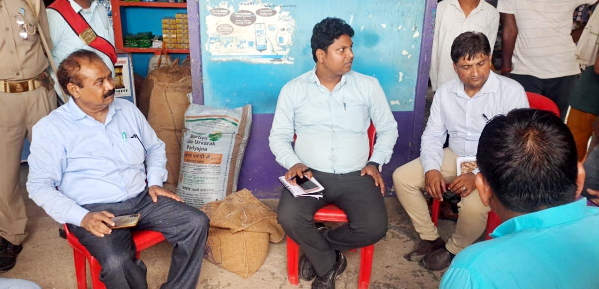 ऋण खाता खारक के यहां कुर्की की कार्रवाई करते बैंक कर्मी।