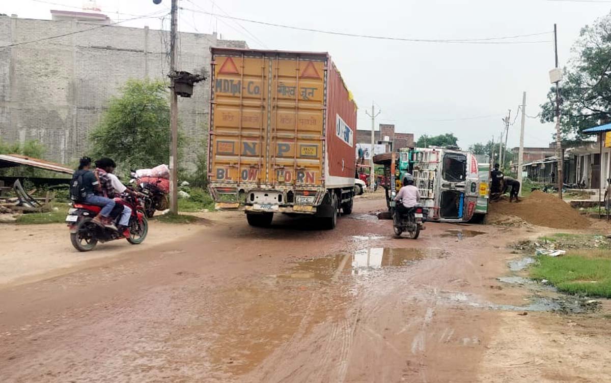 जान जोखिम में डालकर गुजर रहे चार पहिया वाहन चालक