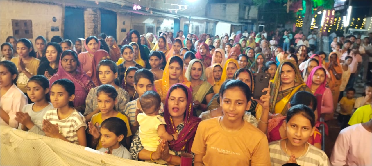 नवरात्र के तीसरे दिन घरों से लेकर मंदिरों तक बही आस्था