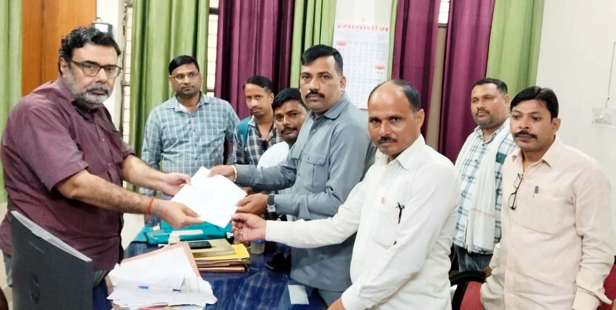 ग्राम रोजगार सेवक संघ ने आयुक्त को दिया ज्ञापन,क्राप सर्वे के कार्य