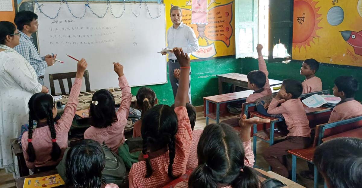 डीएम ने पहुर के प्राथमिक विद्यालय में लगाई गणित की पाठशाला