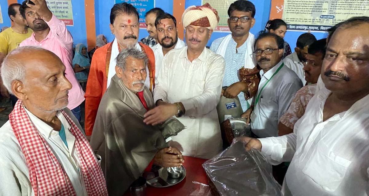 वृद्धाश्रम में मनाया भाकियू अराजनैतिक के राष्ट्रीय अध्यक्ष का जन्मदिन