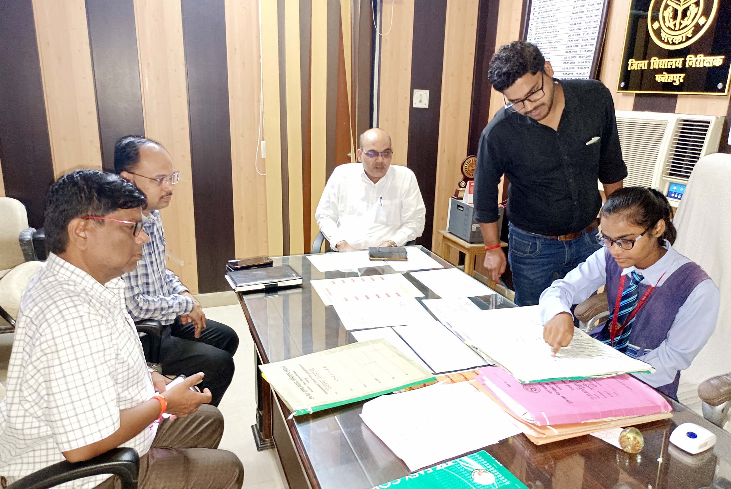 मेधावी छात्रा आयुषी विश्वकर्मा बनीं एक दिन की जिला विद्यालय निरीक्षक