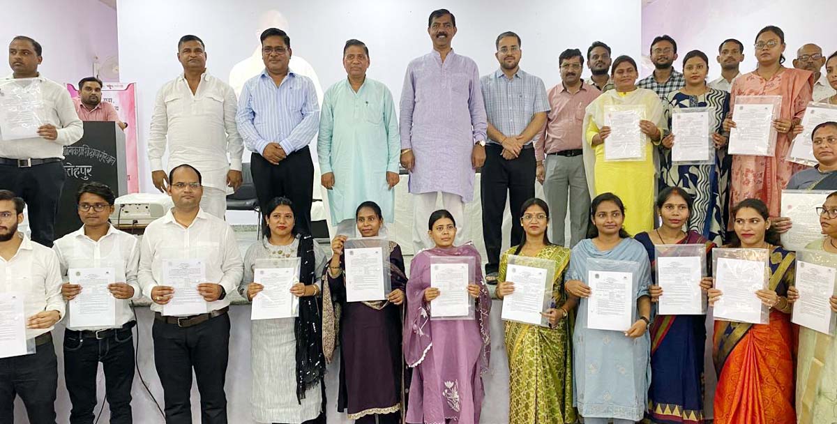 नवनियुक्त अनुदेशकों को जनप्रतिनिधियों ने बांटे नियुक्ति पत्र