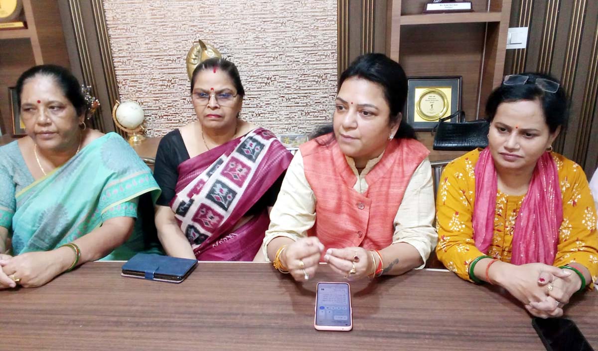 पीएम मोदी व उनकी माता को गालिया देना गिरे स्तर का परिचायक
